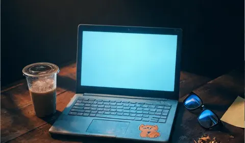 Her-old-laptop - 作品封面 - 谜页集